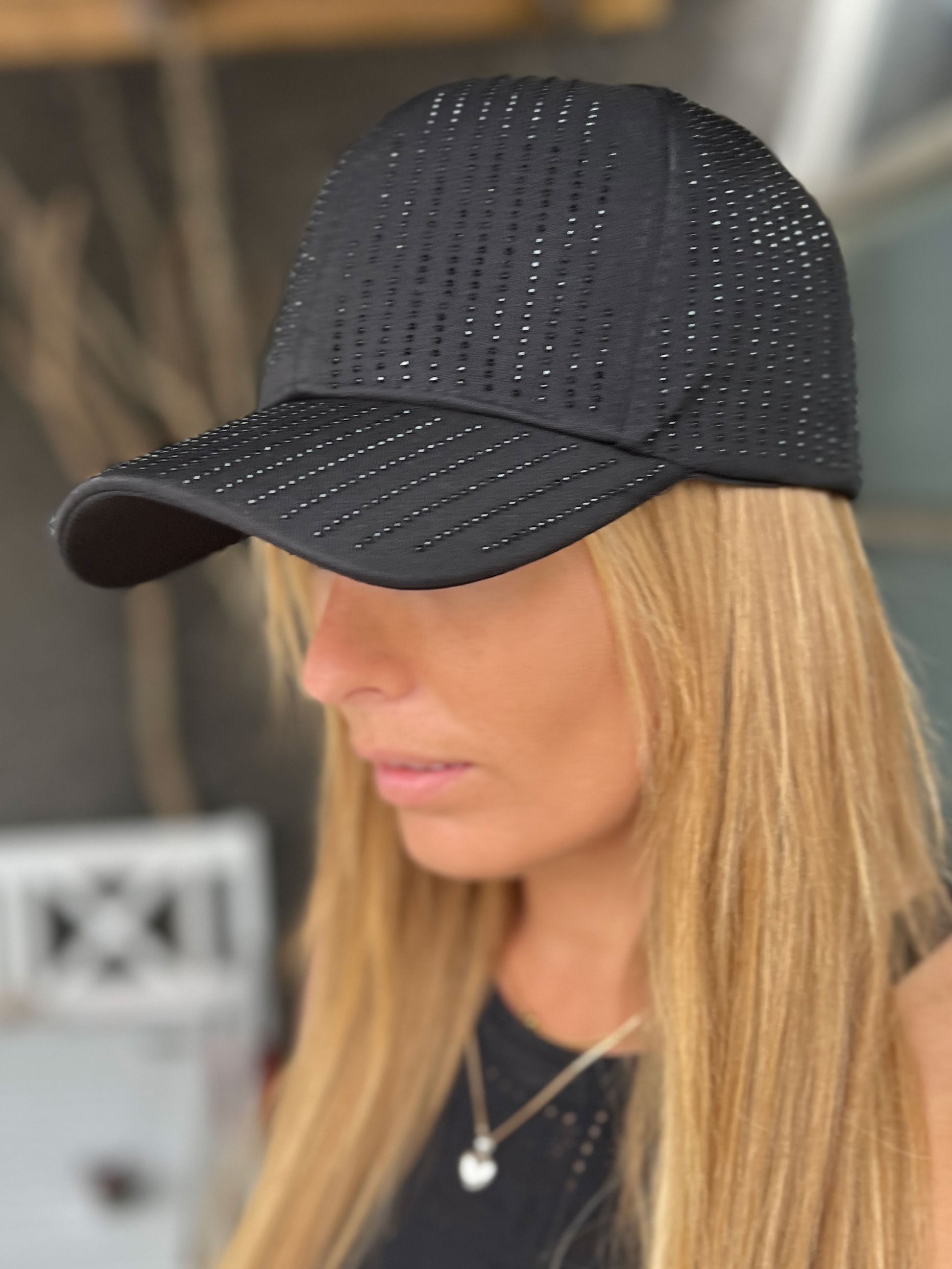 Mallie - Enfärgad keps med dekor i fuskpäls